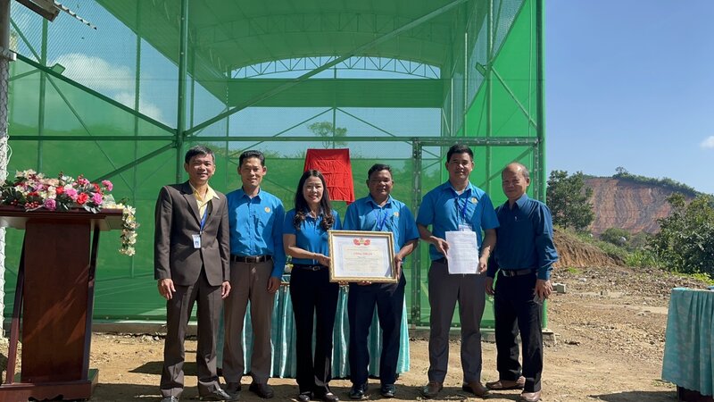 Công đoàn ngành Y tế tỉnh Lâm Đồng vận động đóng góp hơn 300 triệu đồng xây dựng "Sân cầu lông" cho đoàn viên, người lao động vùng khó khăn. Ảnh: Ngọc Tiến