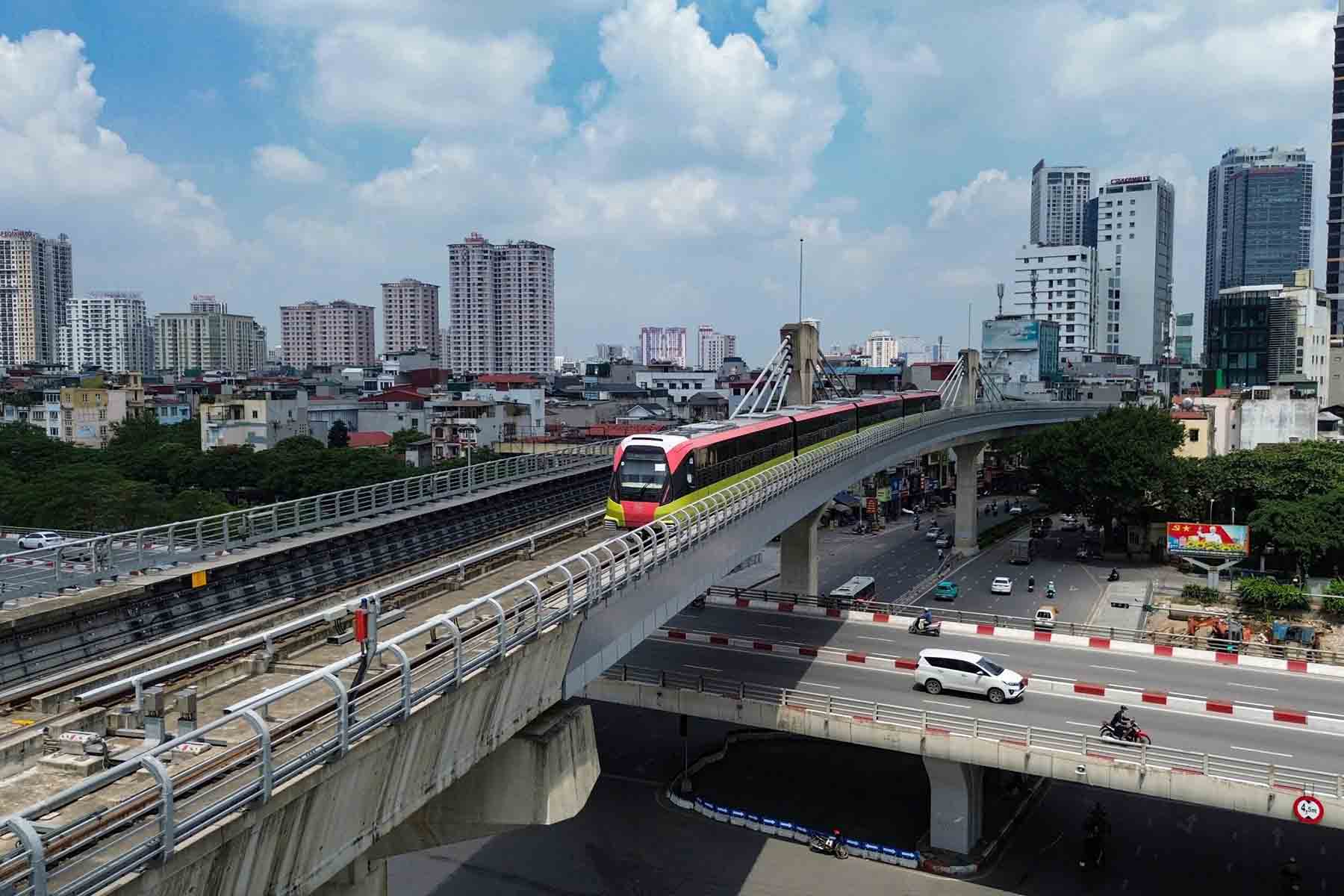 The Nhổn - Hanoi Station train runs a test on the elevated section, August 5. Photo: Hữu Chánh