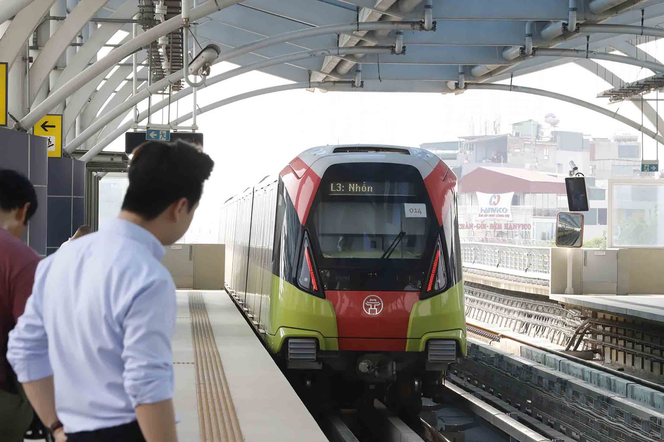 Metro Nhổn - Hanoi Station operates on the elevated section from August 8, after nearly 15 years of construction. Photo: Hữu Chánh