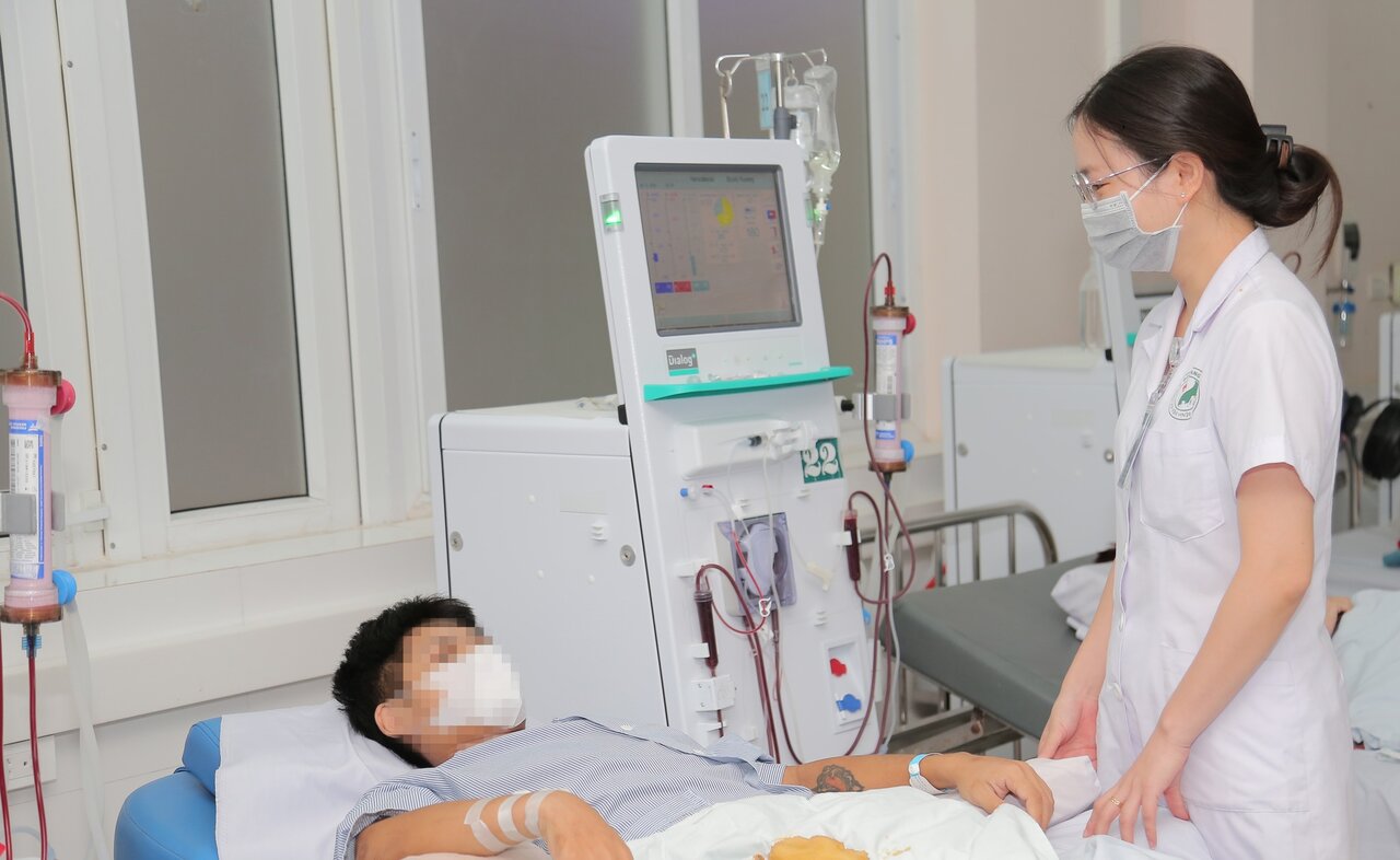 Bác sĩ thăm khám cho bệnh nhân suy thận do dùng thuốc nam. Ảnh: BVCC