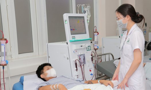 Bác sĩ thăm khám cho bệnh nhân suy thận do dùng thuốc nam. Ảnh: BVCC