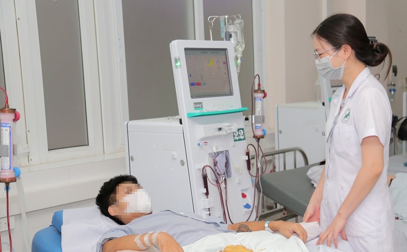 Bác sĩ thăm khám cho bệnh nhân suy thận do dùng thuốc nam. Ảnh: BVCC