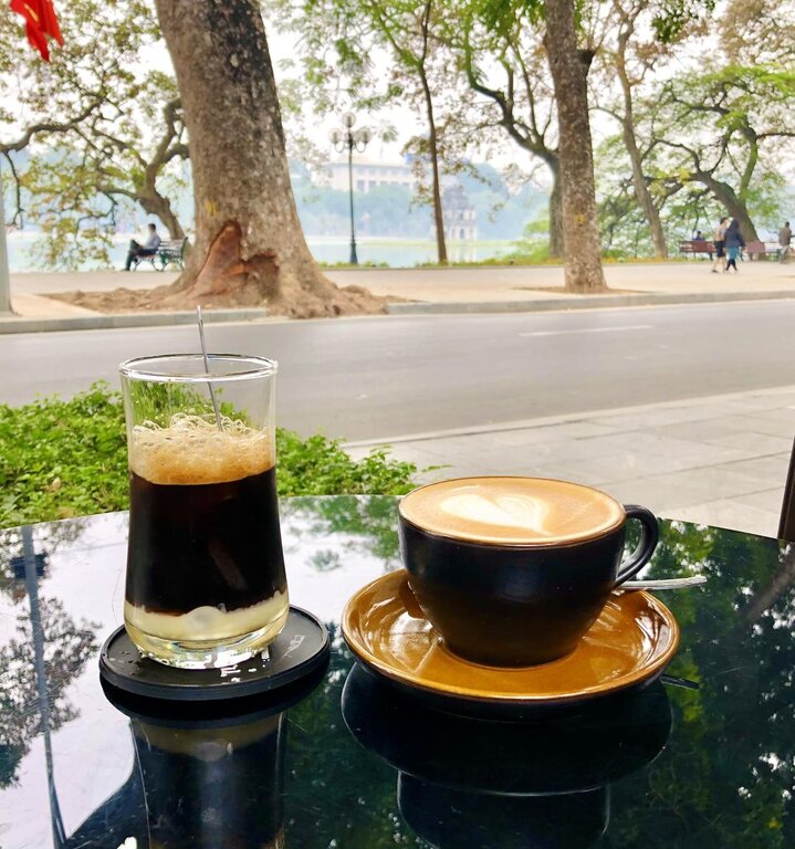 Nhiều người lại có sở thích nhâm nhi cốc cà phê ven Hồ Gươm, ngắm dòng người đi lại. Ảnh: Xuân Thu