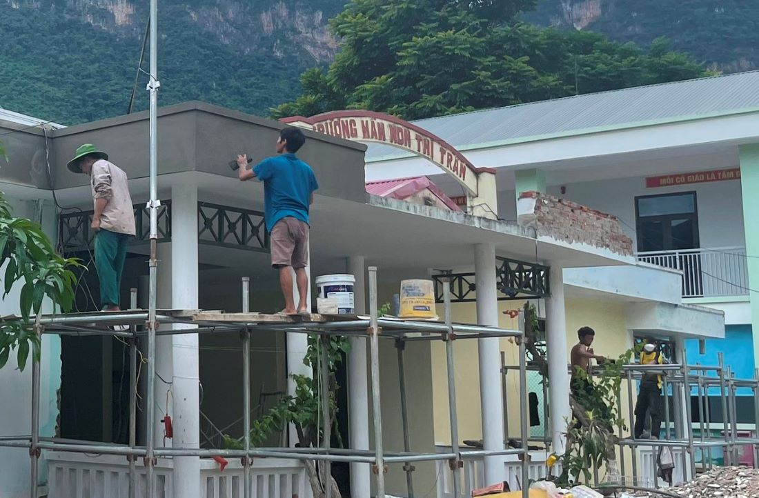 Currently, construction contractors and residents in Mường Lát District are building projects and must buy sand from neighboring districts at high prices due to transportation costs. Photo: Minh Hoàng