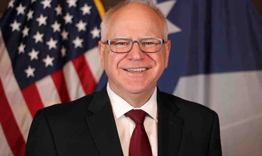 Thống đốc bang Minnesota Tim Walz được Phó Tổng thống Mỹ Kamala Harris lựa chọn là người đồng hành tranh cử. Ảnh: Xinhua