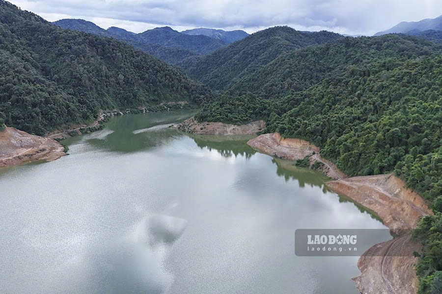 The Huổi Trạng Tai Reservoir has a useful volume of 2.157 million cubic meters, with a 75-year service life. In October 2023, the Huổi Trạng Tai Reservoir officially blocked the flow.