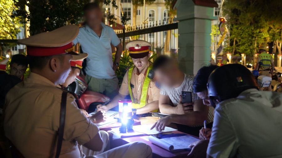 Task Force No. 3 of the Traffic Police Department - Ministry of Public Security, in collaboration with the Kon Tum Provincial Police, handles traffic offenses related to blood alcohol levels and traffic order and safety. Photo: Ministry of Public Security