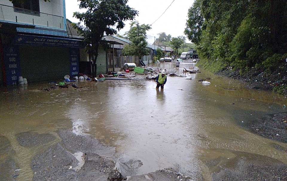 National Highway 12 was blocked by mud and soil, causing flooding approximately 100m.