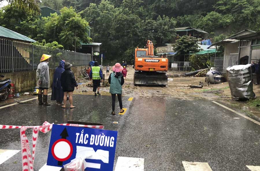 Quốc lộ 12 đoạn qua xã Huổi Lèng, huyện Mường Chà, tỉnh Điện Biên bị bùn đất vùi lấp khoảng 100m. Ảnh: Quang Huy