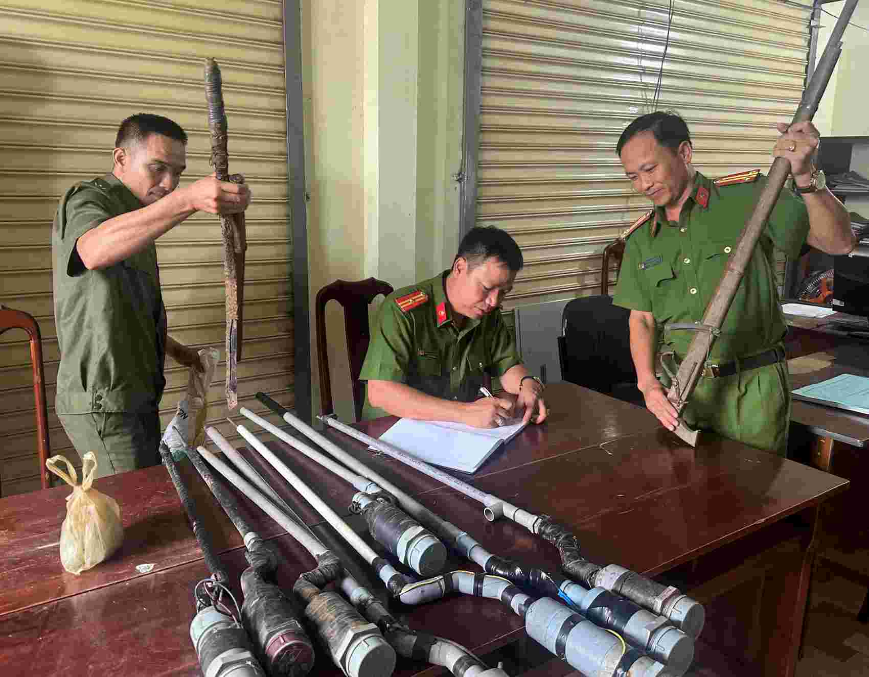The Ea Pô grassroots community security forces participated in a joint effort with the local police to disseminate information, mobilize the public to surrender homemade weapons, and maintain peace and order in the villages and hamlets. Photo: Minh Quỳnh