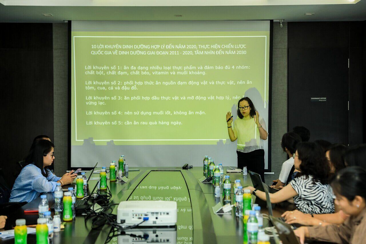 Dr. Bùi Thị Mai Hương - National Institute of Nutrition shares at the seminar on the topic 