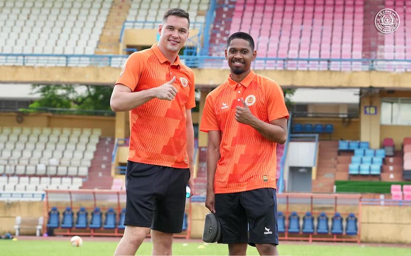 Jason Pendant Quang Vinh (bên phải) gia nhập Công an Hà Nội thi đấu tại V.League 2024-2025. Ảnh: HNFC