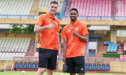 Jason Pendant Quang Vinh (bên phải) gia nhập Công an Hà Nội thi đấu tại V.League 2024-2025. Ảnh: HNFC
