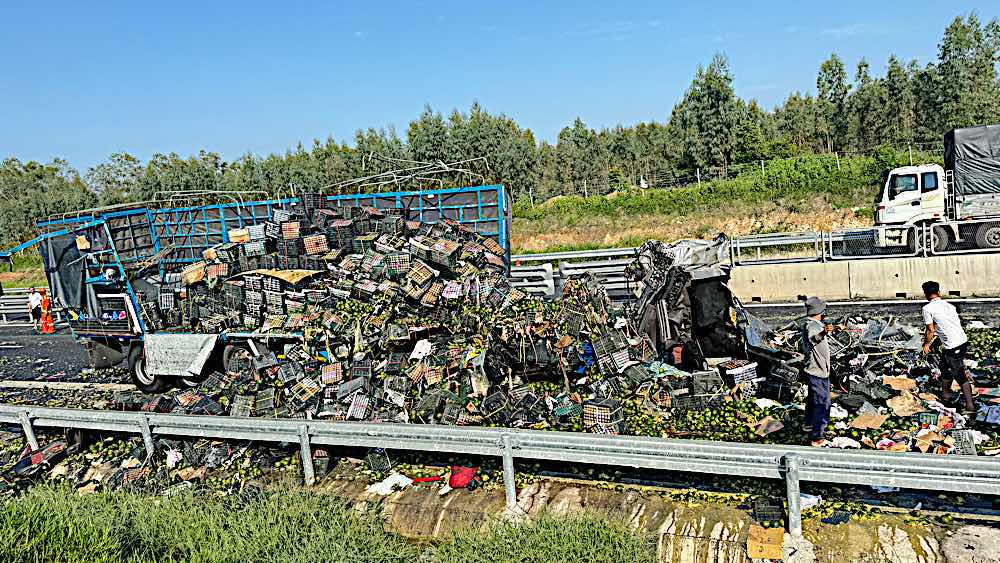 The truck was severely damaged after the collision. Photo: Duy Tuấn 