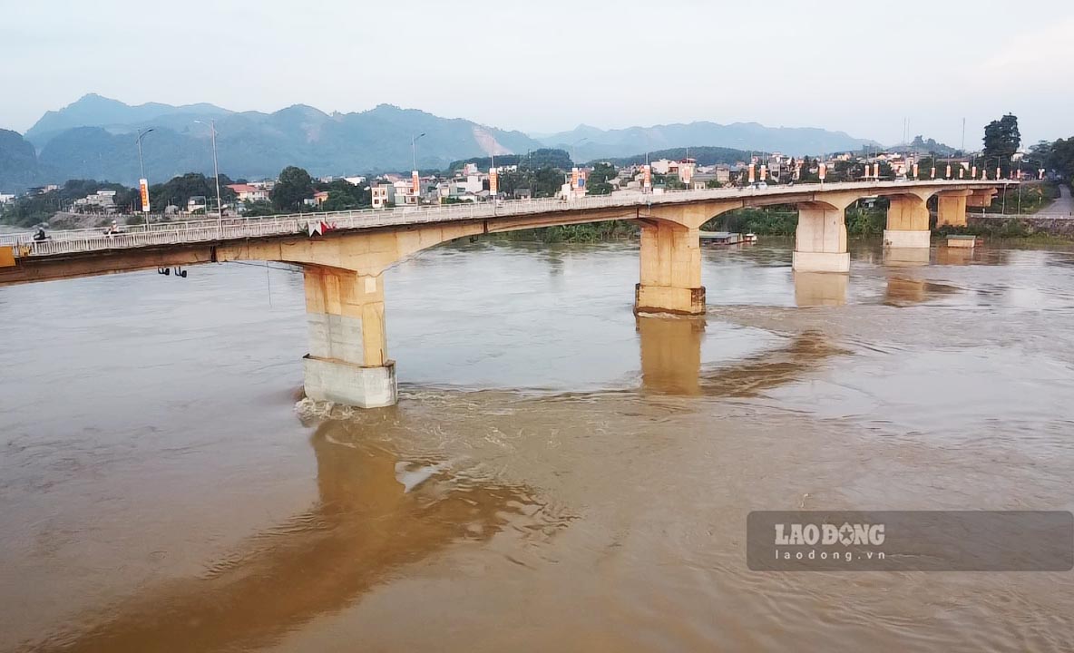 Theo Đài Khí tượng thủy văn tỉnh Tuyên Quang, những ngày qua lũ trên sông Lô đoạn qua tỉnh Tuyên Quang đang lên với biên độ 1-1,9m, cảnh báo cấp độ rủi ro thiên tai do lũ cấp 2.