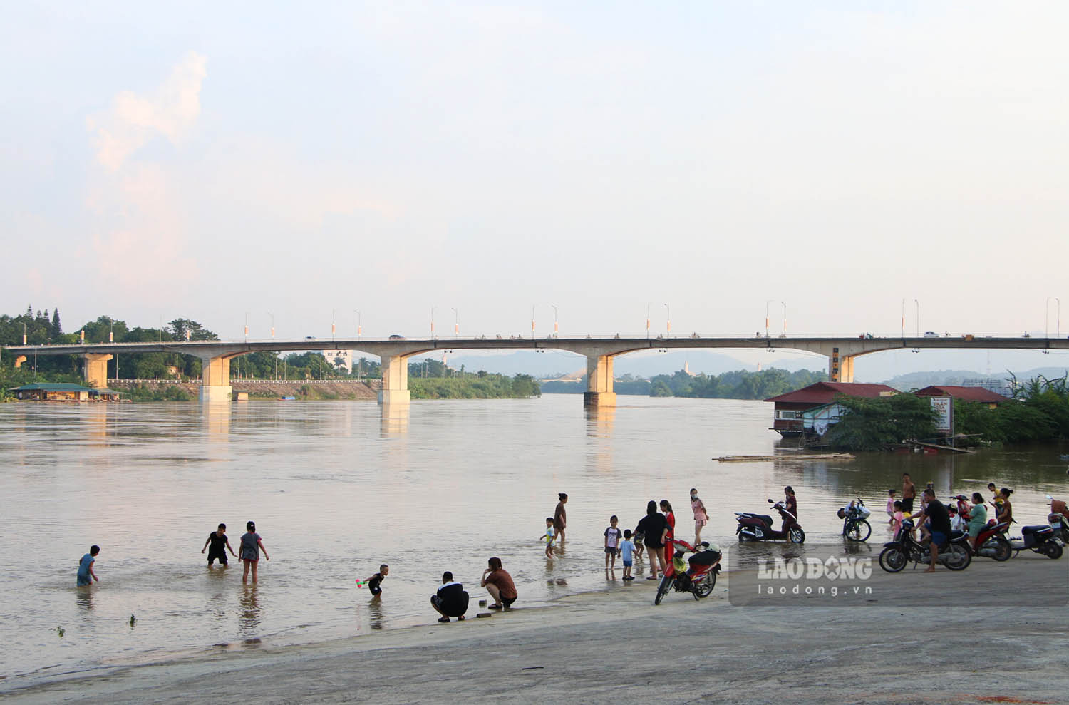 Ông Dương Xuân Trường (phường Minh Xuân, TP Tuyên Quang) cho biết: “Kể từ khi thủy điện Tuyên Quang đóng đập và phát điện từ năm 2006 đến nay mới có đợt lũ lớn, nước sông Lô lên cao thế này. Những năm trước có lũ cũng chỉ nhỏ thôi“.