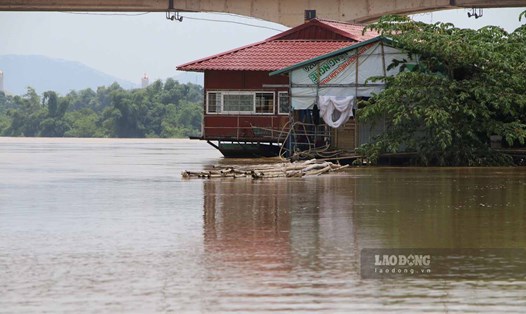 Nước lũ trên sông Lô dâng cao sau khi thủy điện Tuyên Quang mở 3 cửa xả đáy.