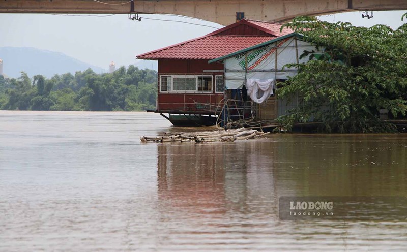 Nước lũ trên sông Lô dâng cao sau khi thủy điện Tuyên Quang mở 3 cửa xả đáy.