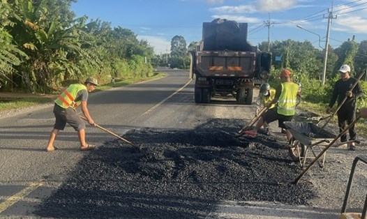 Một số đoạn tuyến Quốc lộ mới được đầu tư xây dựng nhưng đã sớm bị hư hỏng, phải trám, vá sụt lún. Ảnh: Thanh Tuấn