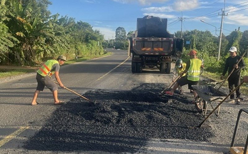 Một số đoạn tuyến Quốc lộ mới được đầu tư xây dựng nhưng đã sớm bị hư hỏng, phải trám, vá sụt lún. Ảnh: Thanh Tuấn