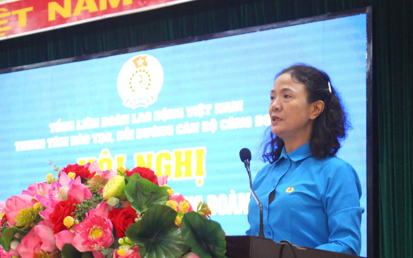 Ms. Phạm Thị Sâm – Deputy Director of the Center for Training and Fostering Trade Union Officials delivers a welcome speech to trainees at the conference. Photo: Lâm Điền