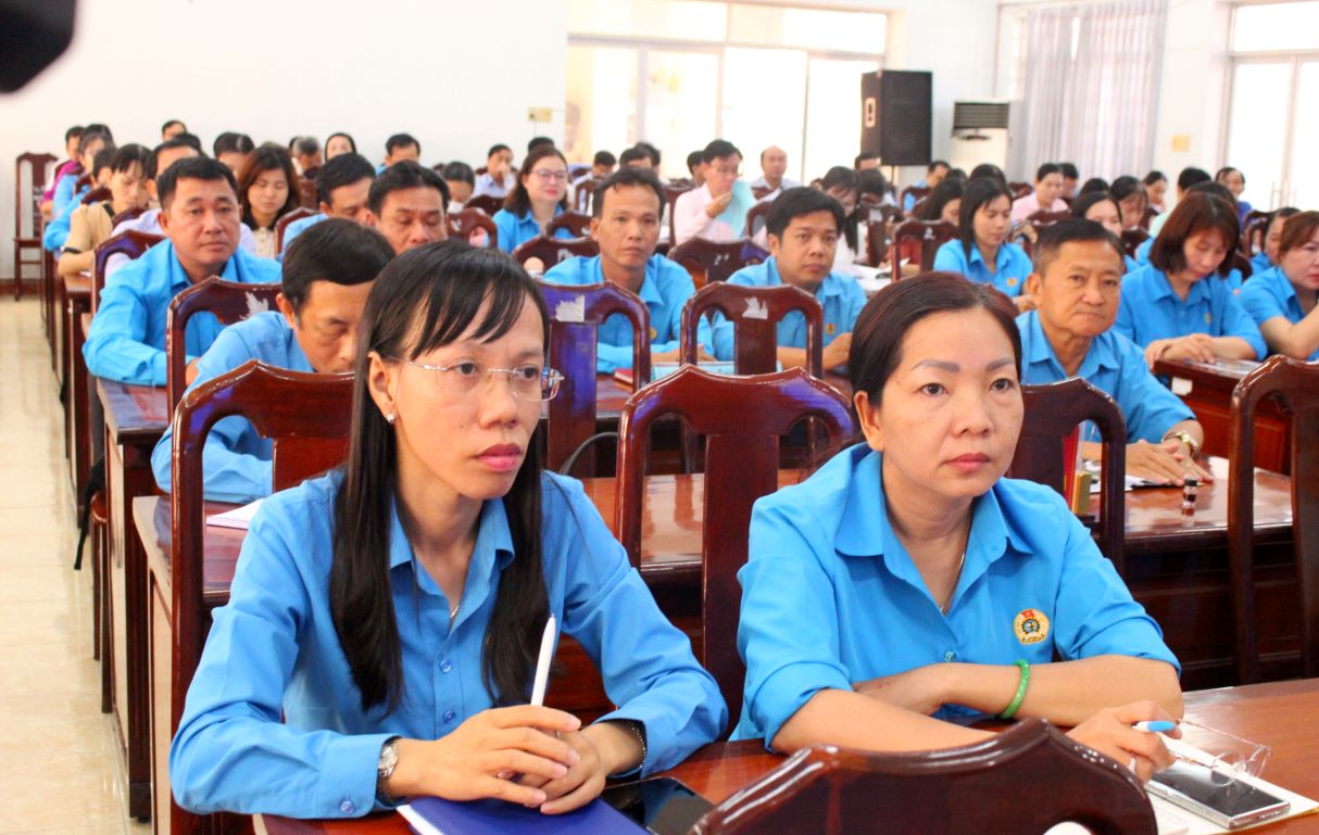 160 trade union officials with and without professional responsibilities attended the conference. Photo: Lâm Điền