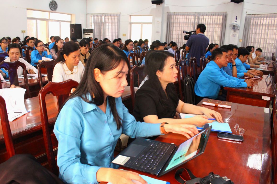 Non-professional trade union officials at the training conference. Photo: Lâm Điền