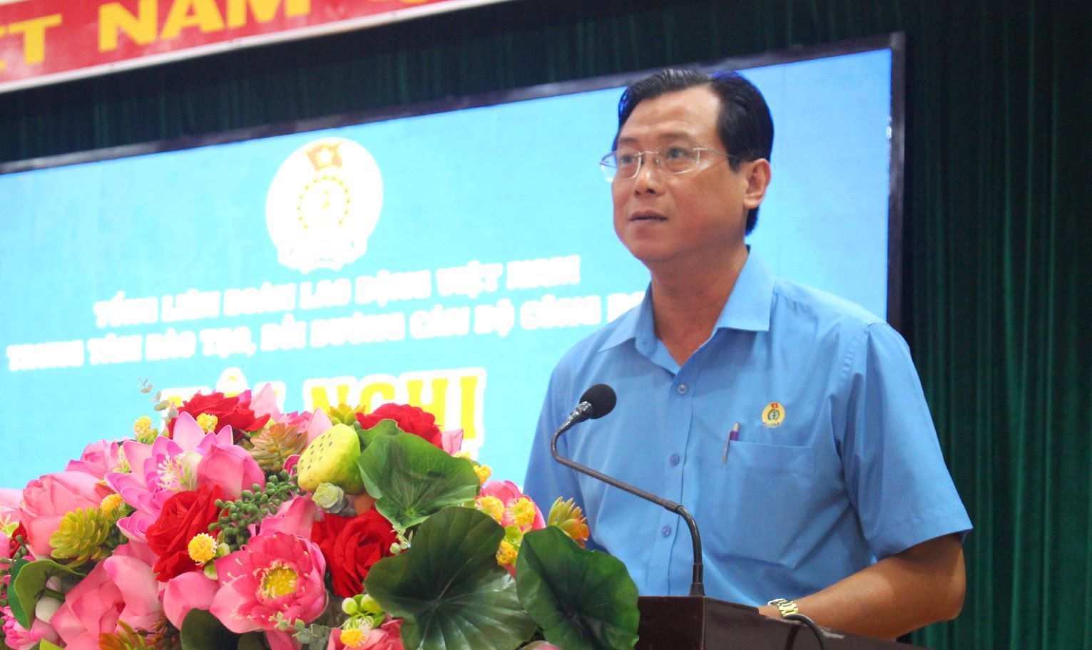 Vice Chairman of the LĐLĐ of An Giang Province delivers an opening speech at the conference. Photo: Lâm Điền