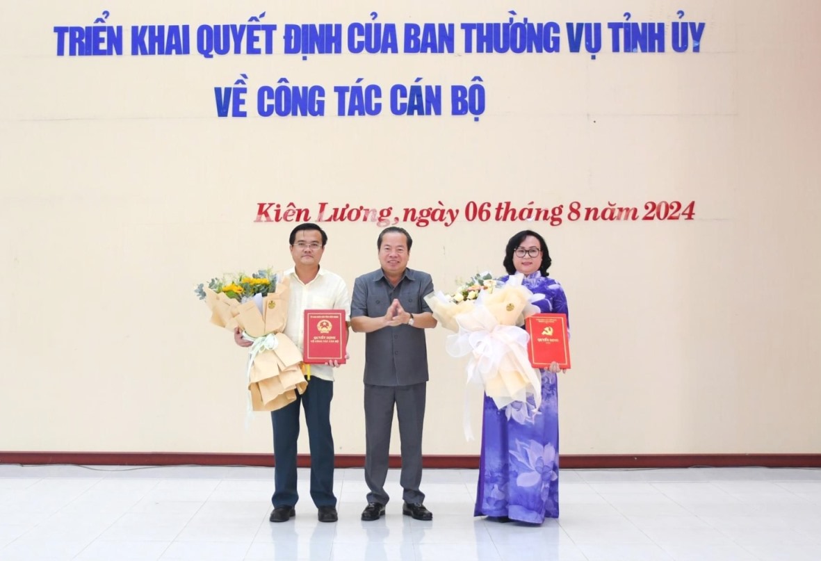 Phó Bí thư Thường trực Tỉnh ủy Kiên Giang Mai Văn Huỳnh (giữa) trao quyết định cho ông Nguyễn Thống Nhất và bà Trần Thu Hồng nhận nhiệm vụ mới. Ảnh: CTV