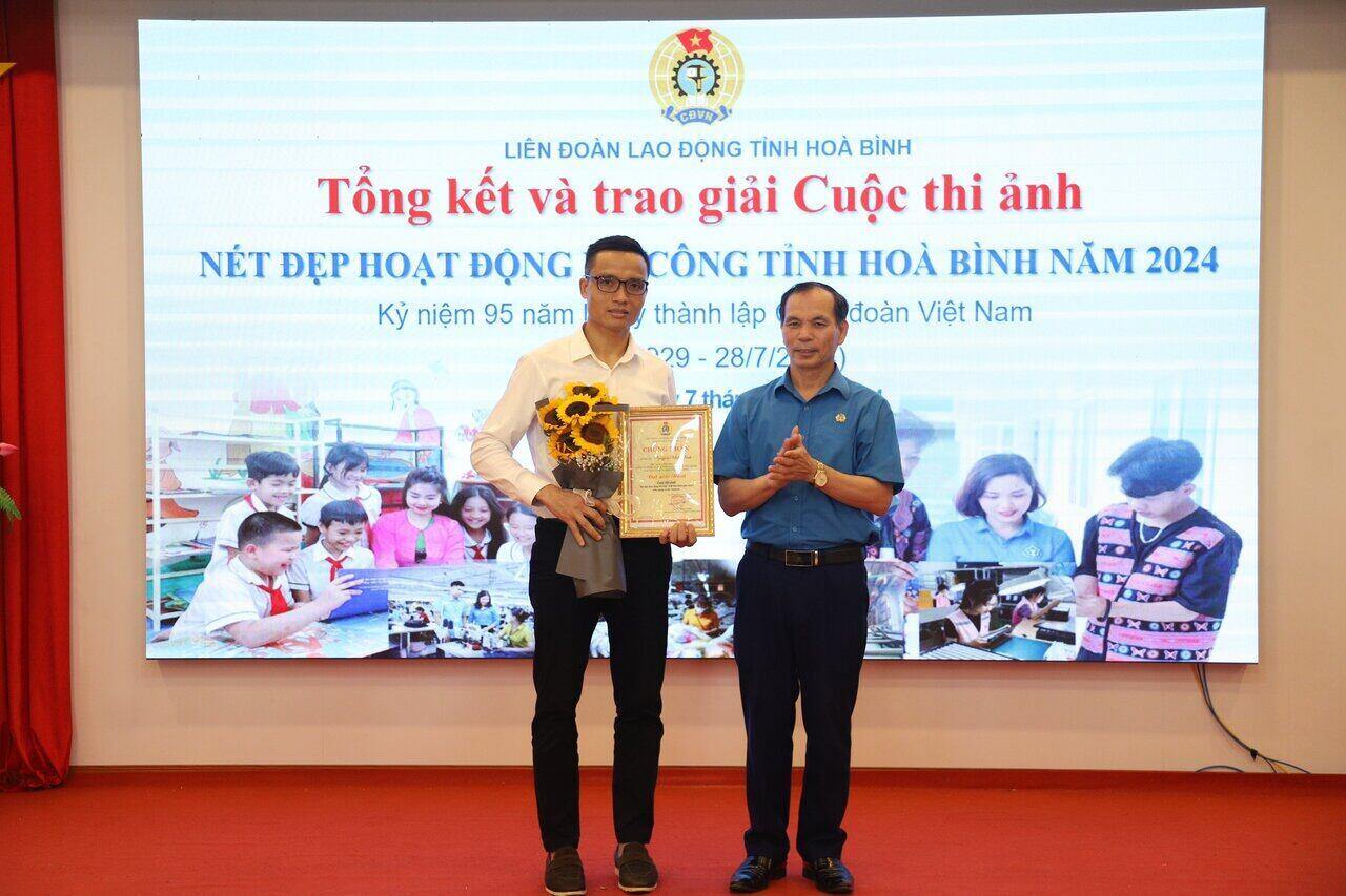Lãnh đạo LĐLĐ tỉnh Hòa Bình trao giải cho tác phẩm đạt giải nhất  Cuộc thi ảnh “Nét đẹp hoạt động nữ công tỉnh Hòa Bình năm 2024”. Ảnh: Minh Nguyễn