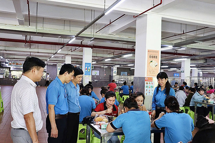 Trade Union of Tây Ninh Economic Zone cooperates with the grassroots trade union to organize the Trade Union Meal for over 3,000 workers. Photo: Quốc Huy