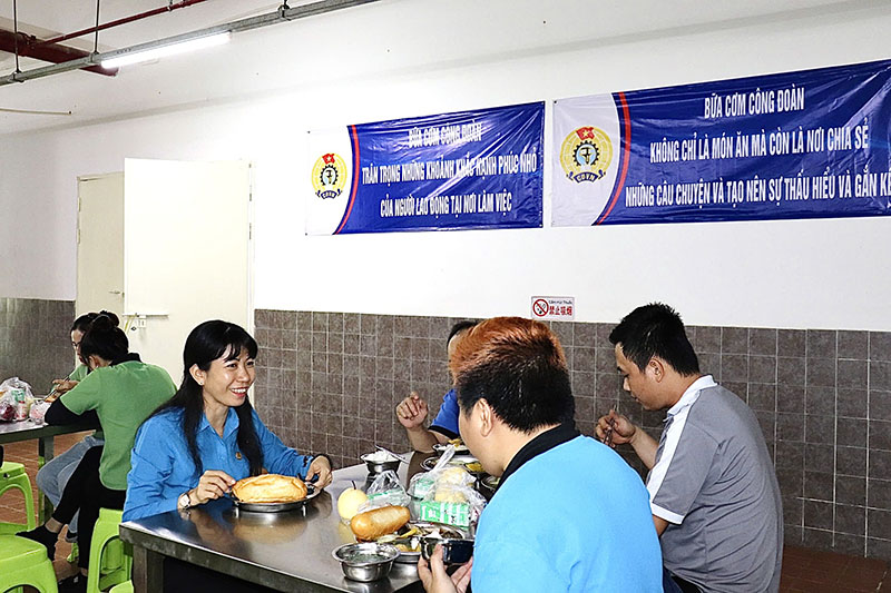 Leaders of the Trade Union of Tây Ninh Economic Zone enjoy meals with workers. Photo: Quốc Huy