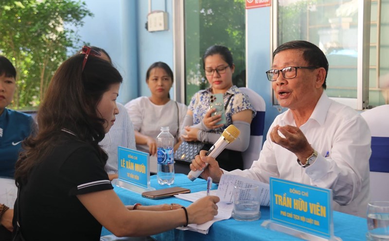 Gần 200 đoàn viên TP Nha Trang được tư vấn pháp luật và khám sức khỏe. Ảnh: Thanh Thúy