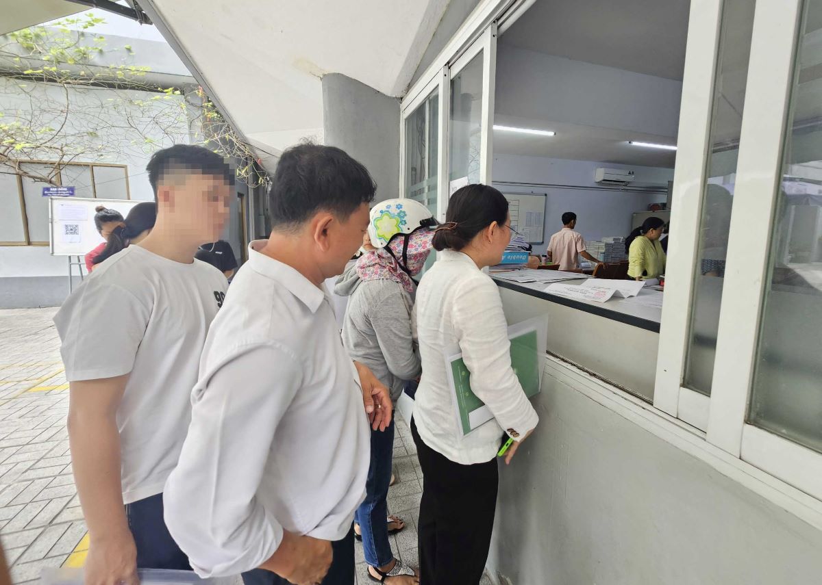 Phụ huynh, học sinh đến nộp hồ sơ tuyển bổ sung lớp 10. Ảnh: Chân Phúc