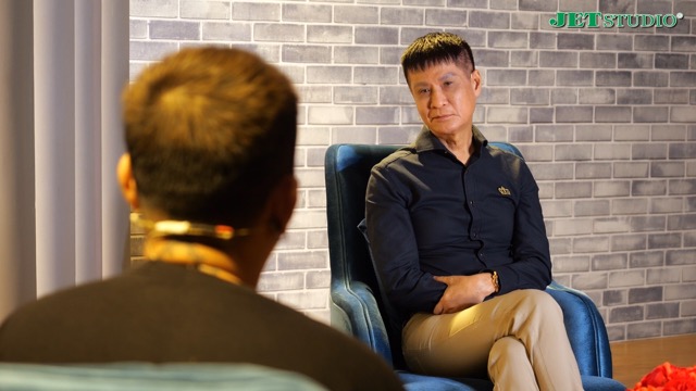 Anh K tâm sự với Lê Hoàng về chuyện vợ có nhân tình tại "Người thứ 3". Ảnh: NSX.