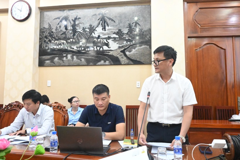 Mr. Trịnh Quang Minh, Deputy Head of the Management Board of the Trade Union Facility Project, presents the proposed adjustment of the 1/500 master plan of the Trade Union Facility Project in Tiền Giang. Photo: Thành Nhân