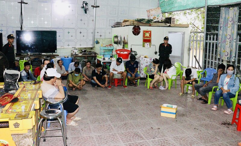 Công an Vĩnh Long bắt quả tang 19 đối tượng đánh bạc thu giữ số tiền gần 130 triệu đồng. Ảnh: Công an cung cấp. 