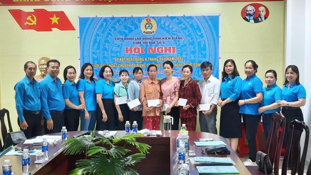 Cụm thi đua số 3 tặng quà cho đoàn viên, người lao động khó khăn trên địa bàn huyện Kiên Lương (Kiên Giang). Ảnh: Huỳnh An 