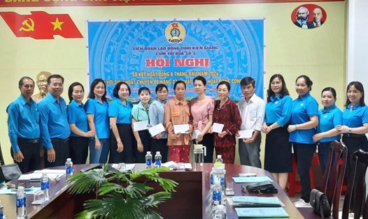 Cụm thi đua số 3 tặng quà cho đoàn viên, người lao động khó khăn trên địa bàn huyện Kiên Lương (Kiên Giang). Ảnh: Huỳnh An