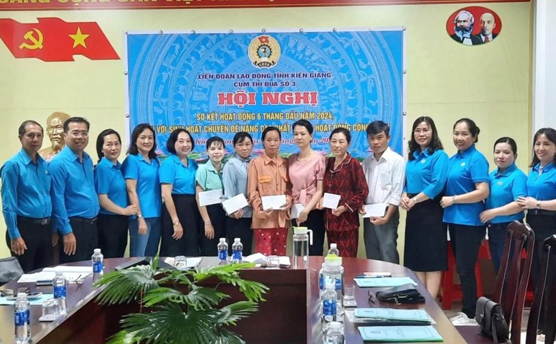 Cụm thi đua số 3 tặng quà cho đoàn viên, người lao động khó khăn trên địa bàn huyện Kiên Lương (Kiên Giang). Ảnh: Huỳnh An