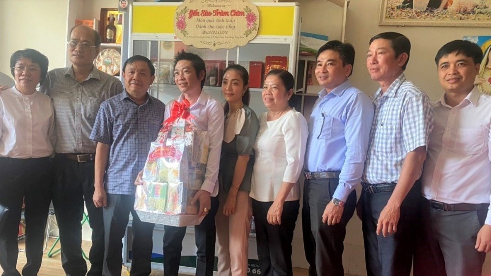 Phó Bí thư Thường trực Tỉnh ủy Phan Văn Thắng presenting gifts to Mr. Hoang Dinh Hung. Photo: NVCC.