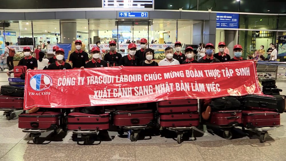 Laborers from Dong Thap Province leaving the country to work abroad under a contract. Photo: Dong Thap Province's DVVL Center provided.