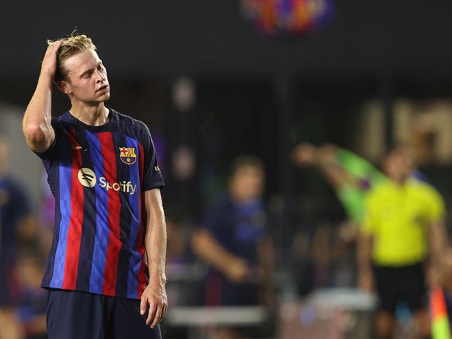 Frenkie de Jong là người đang nhận lương cao bậc nhất tại sân Camp Nou và đóng góp không nhiều do chấn thương liên tục. Ảnh: AFP