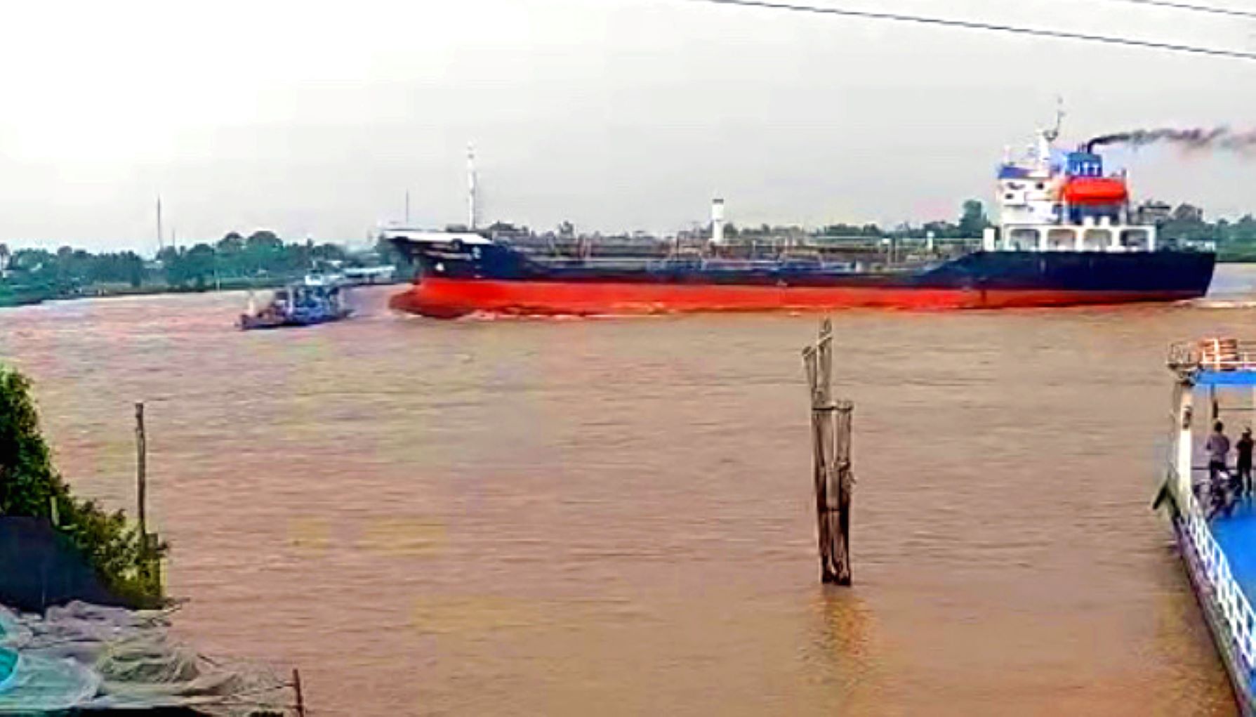 Image showing the moment the ship collided with the passenger ferry. Photo: Cut from the clip provided by citizens