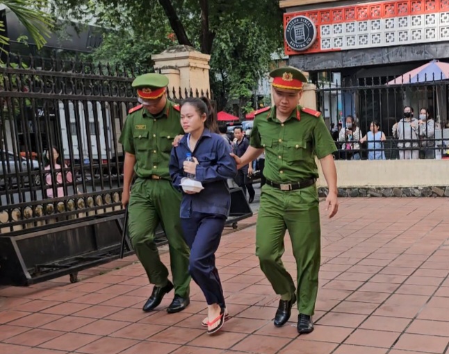 Bị cáo Phạm Huỳnh Nhật Vi, người bắt cóc 2 bé gái ở phố đi bộ Nguyễn Huệ. Ảnh: Kim Sáng