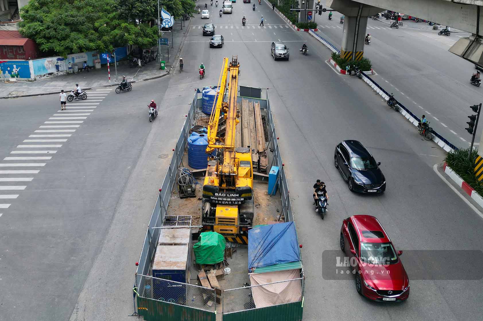 Còn các phương tiện di chuyển trên đường Trần Phú (hướng đi Hà Đông) rẽ trái đi Nguyễn Khuyến theo hướng đi thẳng tại ngã tư, quay đầu rẽ trái ở điểm mở dải phân cách giữa tại trụ HR01 – HR02. Ngoài ra, các phương tiện trên đường Nguyễn Khuyến đi đường Vũ Trọng Khánh theo hướng rẽ phải tại ngã tư, đi thẳng đường Trần Phú, quay đầu rẽ trái ở điểm mở dải phân cách giữa tại trụ GR25 – GR26.