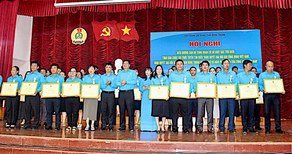 Commending 45 outstanding and exemplary chairmen of grassroots trade unions. Photo: Duy Tuấn