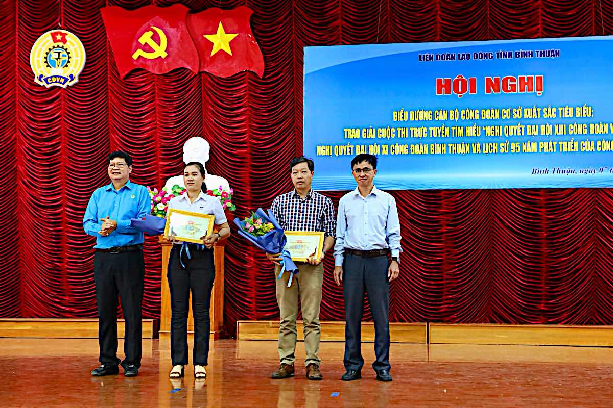 Union members who won the first prize in the online contest. Photo: Duy Tuấn