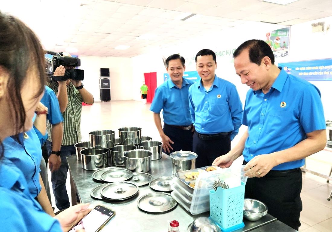 Mr. Vo Manh Son - Member of the Presidium, Chairman of the Labour Federation of Thanh Hoa Province (right) and leaders of the Vietnam General Confederation of Labour inspect the meal for workers. Photo: X.H