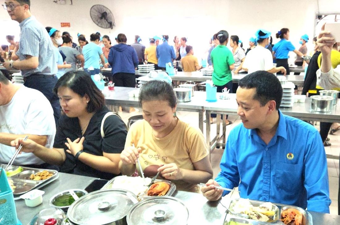 Mr. Nguyen Duc Thinh - Head of the External Relations Department of the Vietnam General Confederation of Labour joyfully eats lunch with workers. Photo: X.H